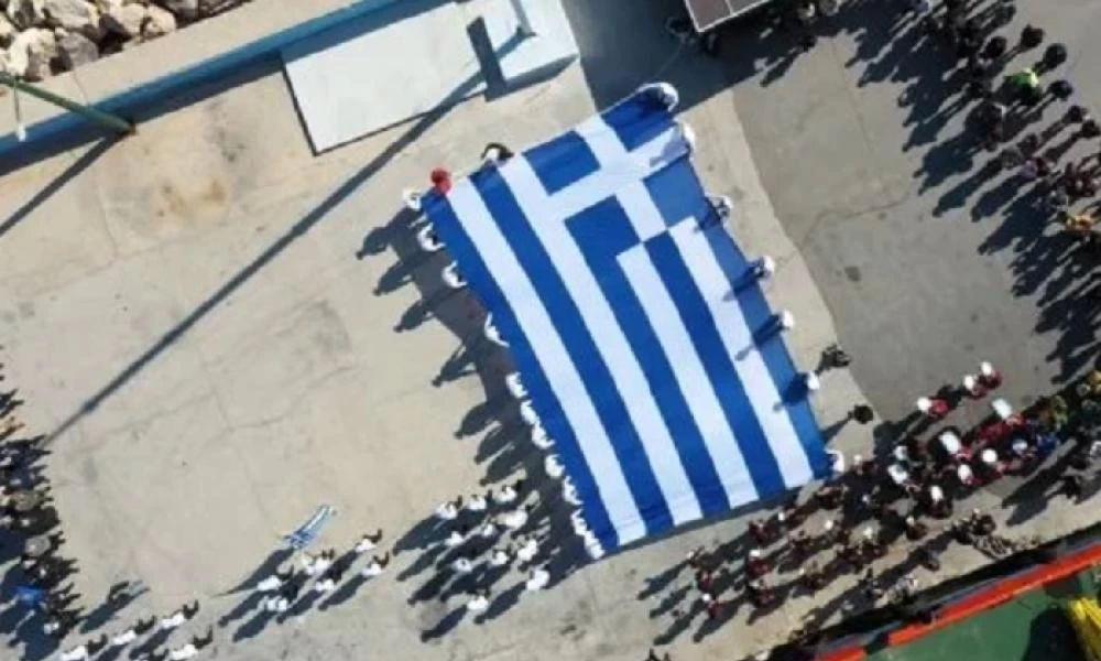 Δέος! Στη Χίο τοποθετήθηκε τεράστια σημαία για την 28η Οκτωβρίου